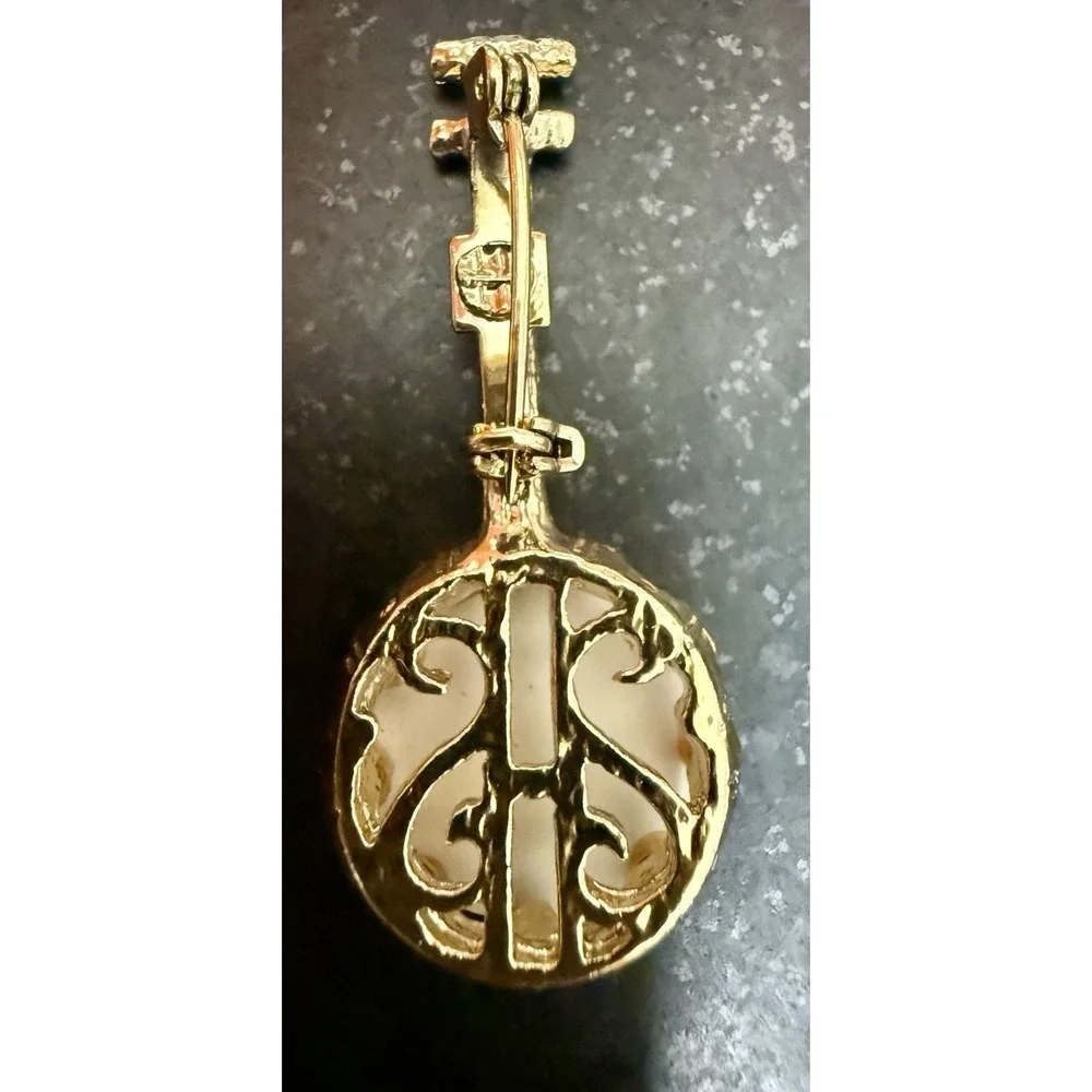 Vintage Banjo Pin , (Vintage hard Enamel Pin) (**)